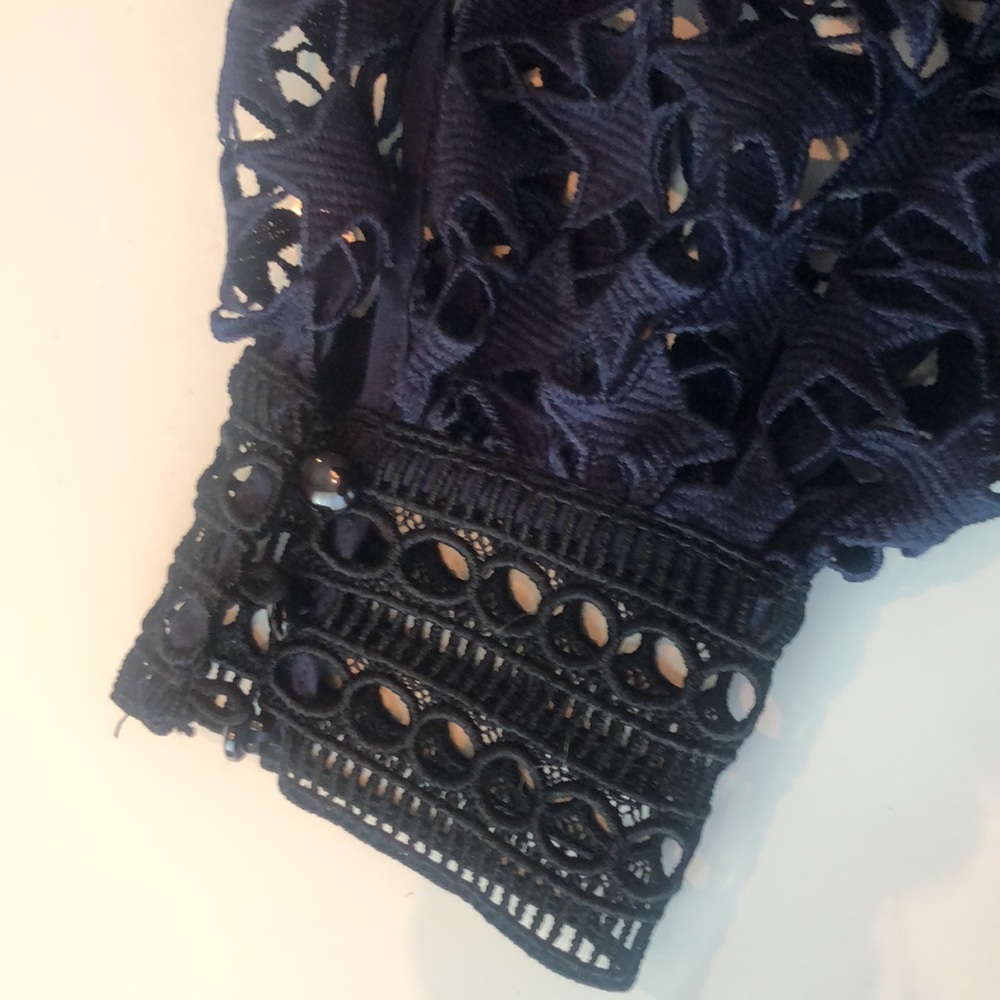 AMT BOCADE STAR LACE TOP - Picture 5 of 5